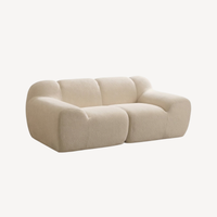Canapé 2 places en tissu chenille beige clair, accoudoirs arrondis et dossier capitonné