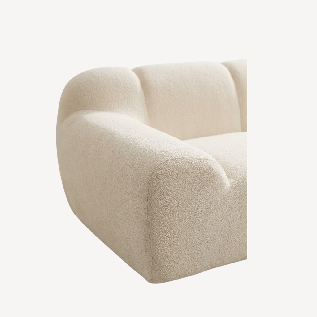 Canapé 2 places en tissu chenille beige clair, gros accoudoir arrondi, détail