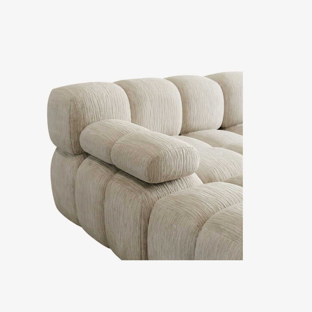 Canapé d’angle en chenille clair, accoudoir et coussins modulaires, gros plan