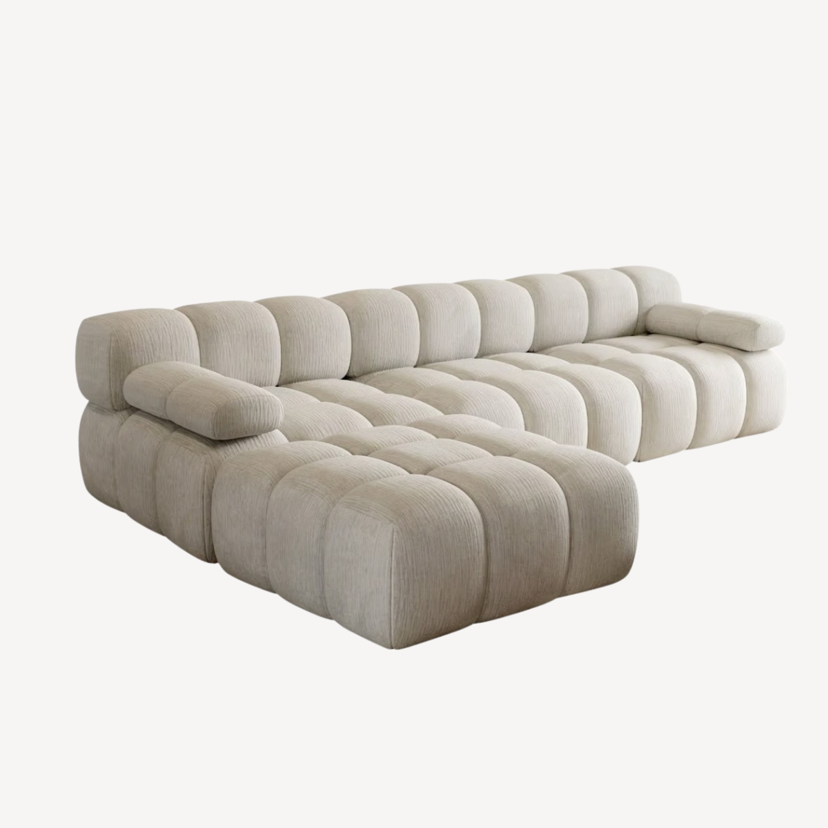 Canapé d’angle en chenille clair, méridienne déployée, vue d’ensemble