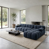 Canapé d’angle en chenille bleu, assises capitonnées et accoudoirs en forme arrondie
