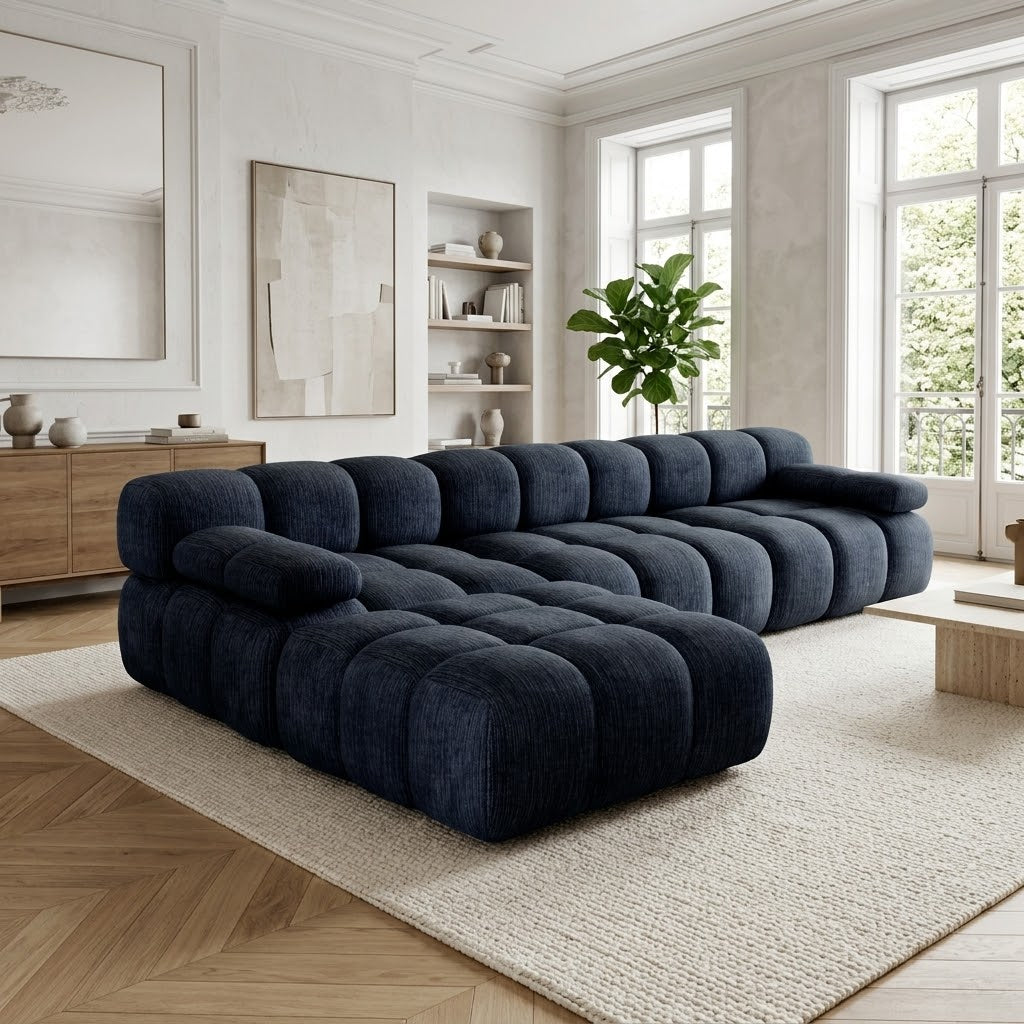 Canapé d’angle en chenille bleu foncé, grandes banquettes capitonnées et dossier rembourré