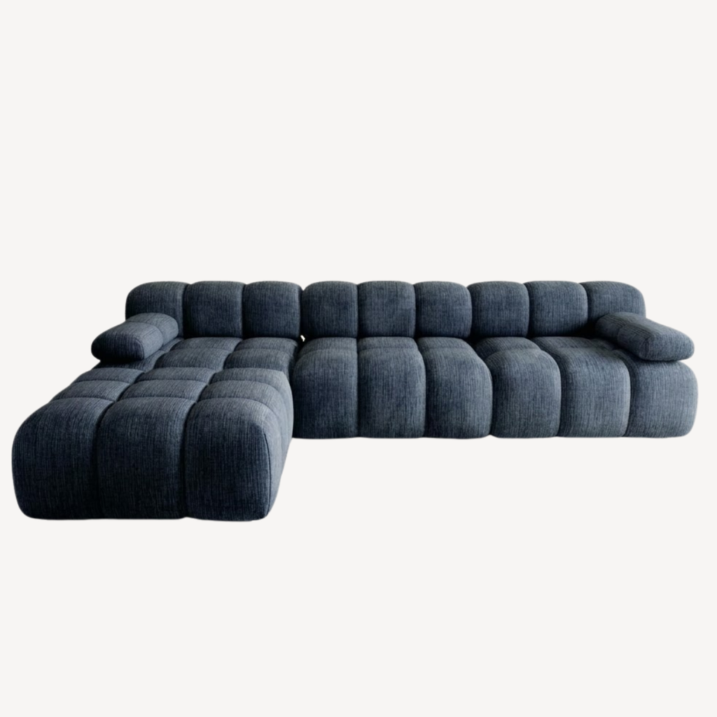 Canapé d’angle en chenille bleu foncé, méridienne à gauche, vue de trois quarts