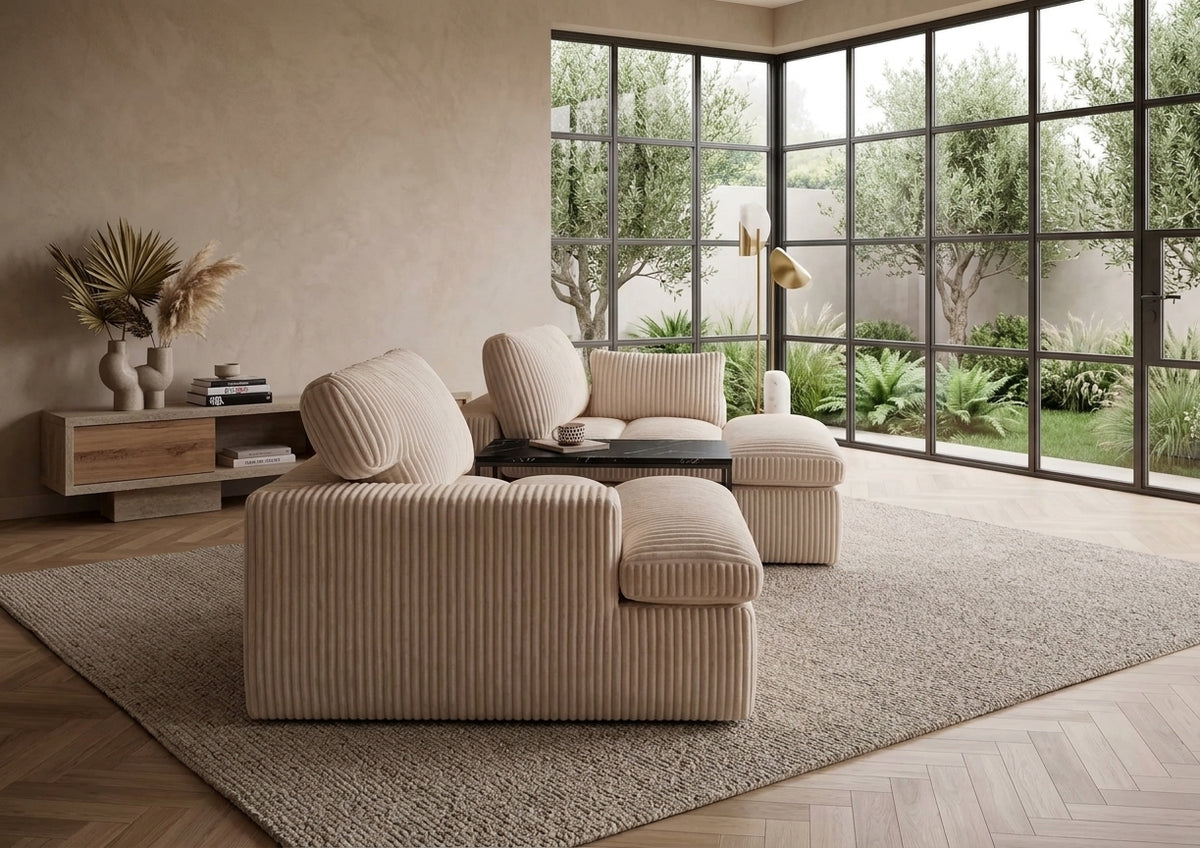 Canapé modulable 2 places en velours côtelé crème, assise longue et coussins déco.