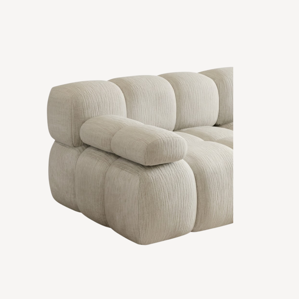 Canapé droit 2 places en chenille beige clair, accoudoirs épais, coussins capitonnés.