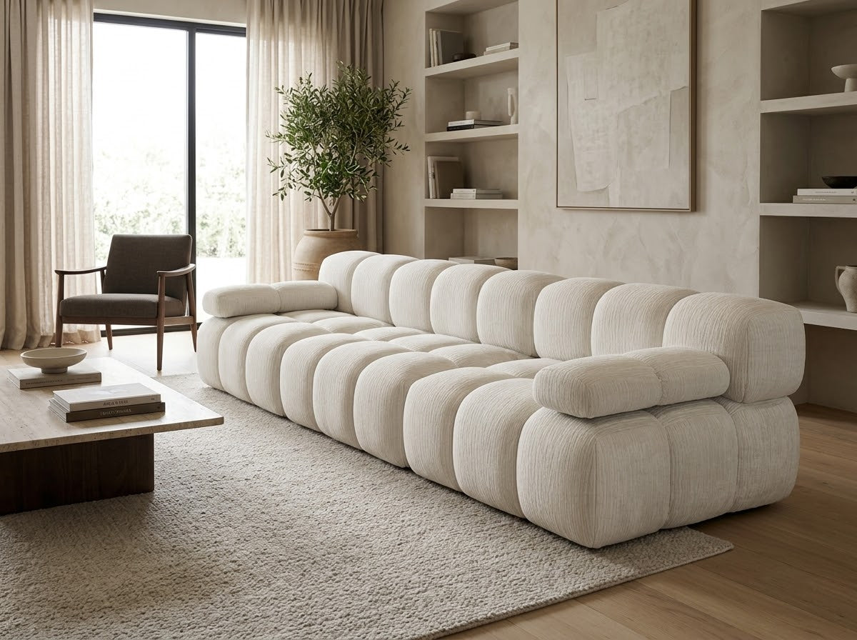 Canapé 3 places droit en chenille blanc, forme longue avec coussins compressés.