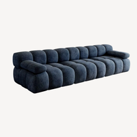Canapé droit 3 places en chenille bleu foncé, vue de profil avec coussins empilés