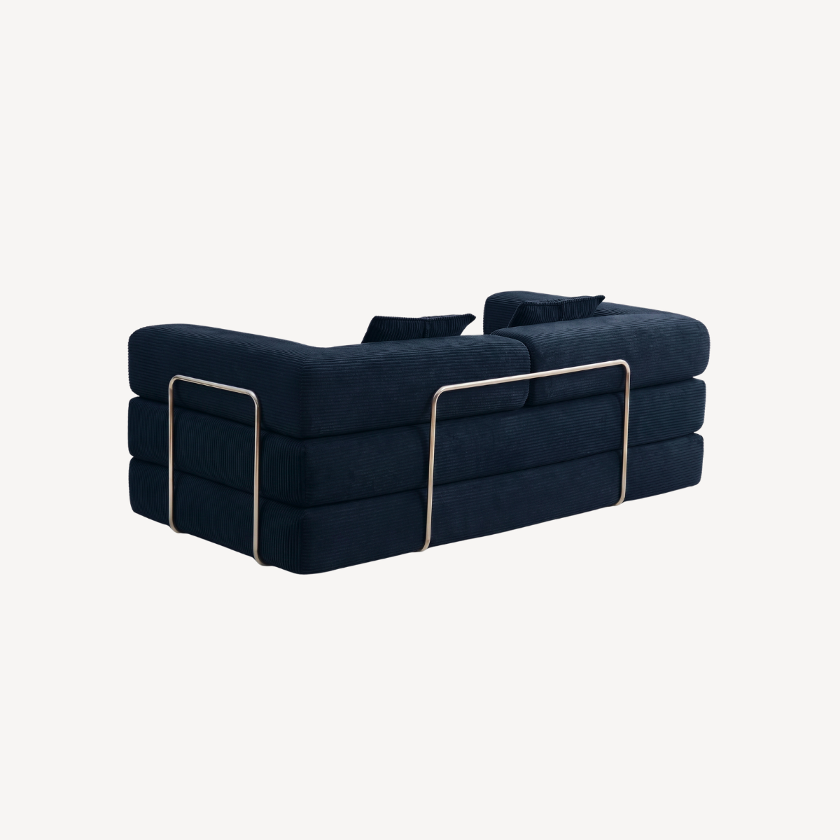 Canapé modulable bleu foncé en velours côtelé, accoudoirs métalliques et coussins.