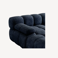 Canapé en chenille bleu foncé, accoudoir et assise rembourrés, texture côtelée