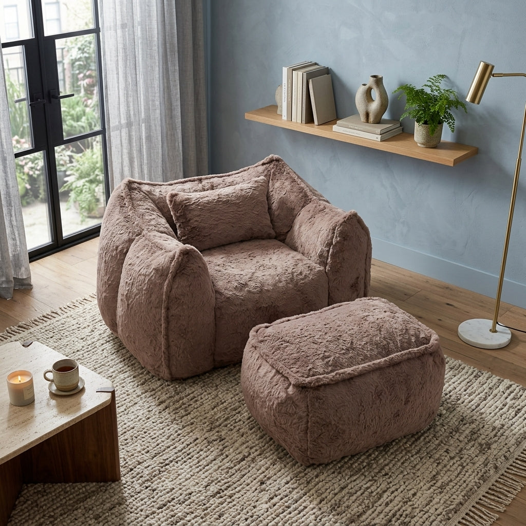 Fauteuil en fourrure rosée, accoudoirs arrondis, avec repose-pied assorti.