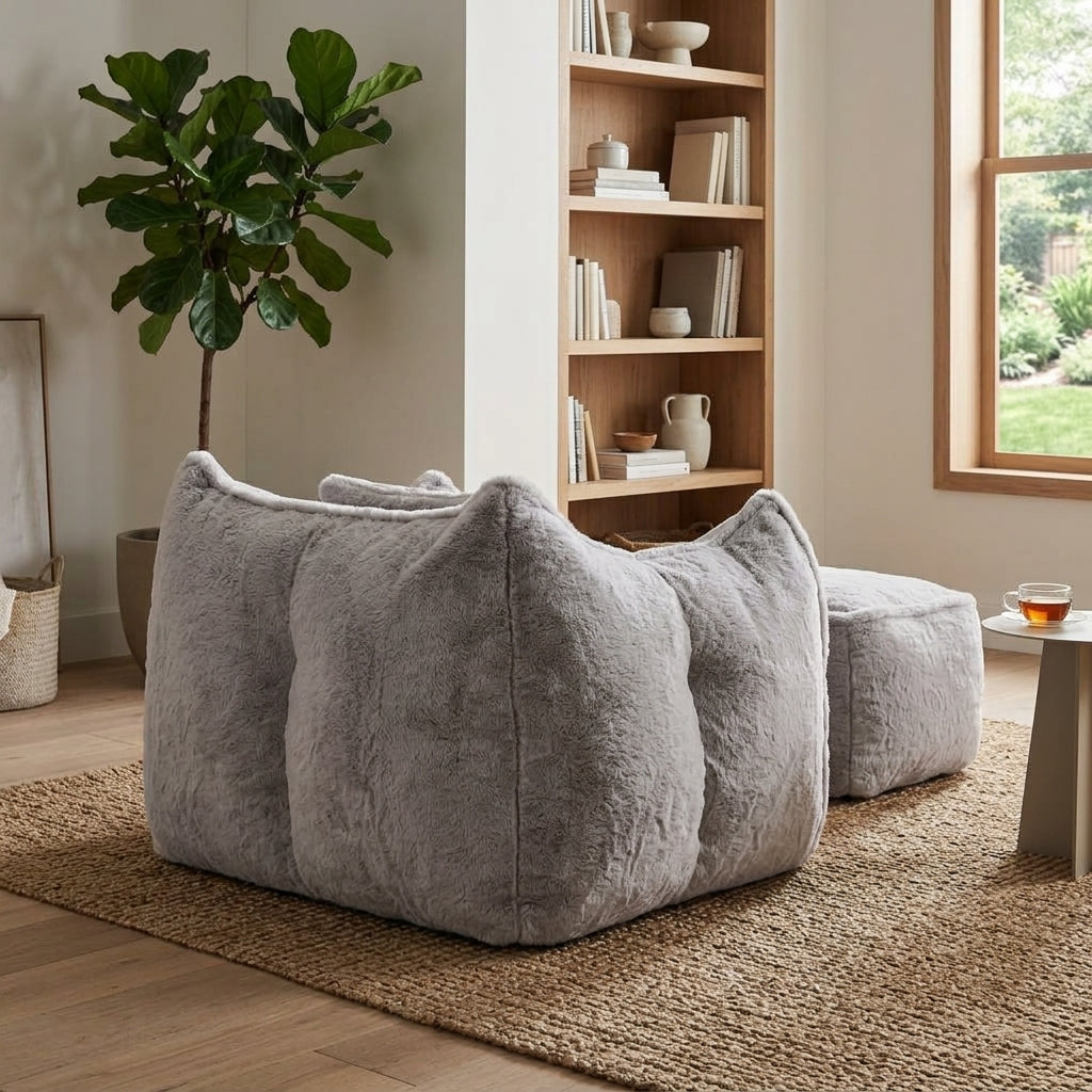Fauteuil compressé en fourrure gris clair avec repose-pied, forme enveloppante.