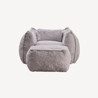 Fauteuil 1 place en fourrure gris clair avec repose-pied, vue de face