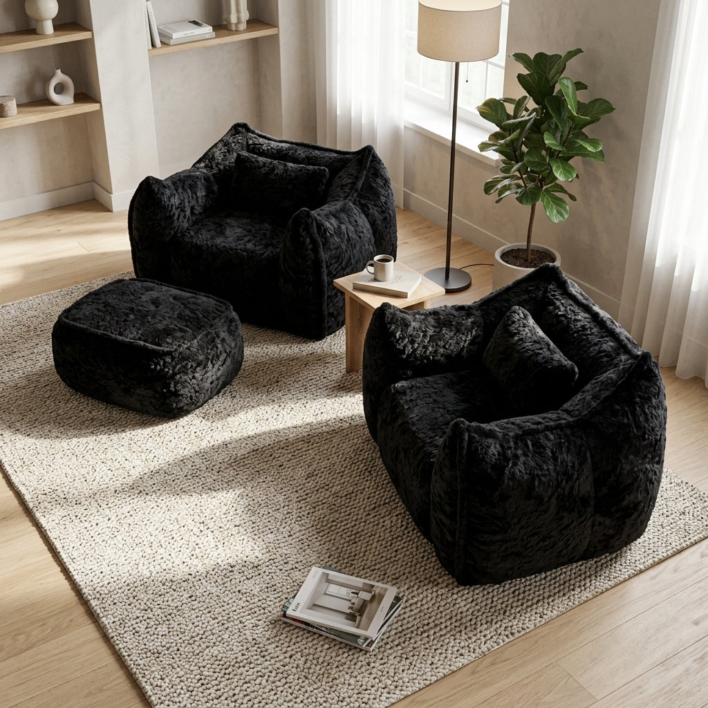 Fauteuil en fourrure noire avec repose-pied assorti et accoudoirs capitonnés.