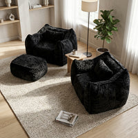 Fauteuil en fourrure noire avec repose-pied assorti et accoudoirs capitonnés.