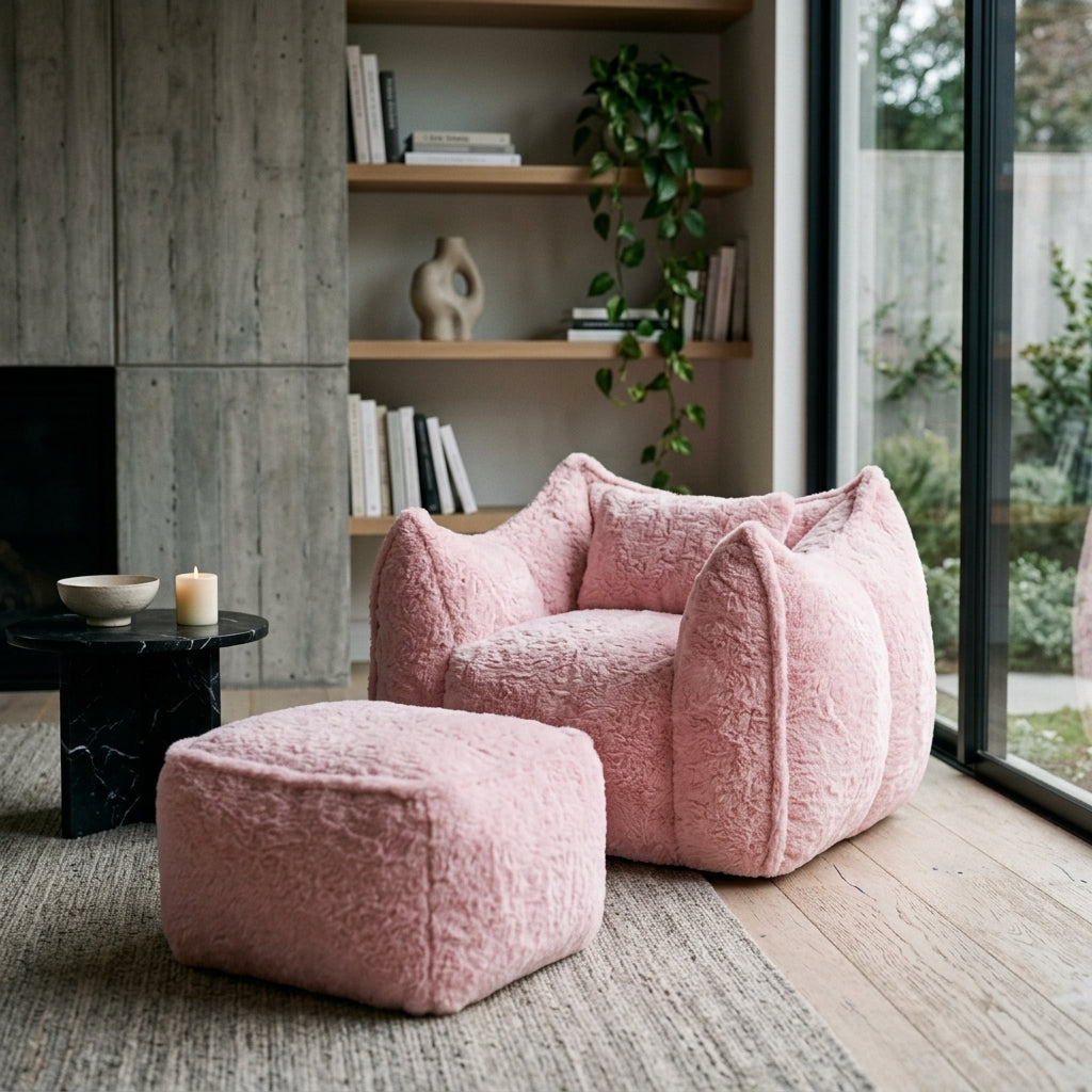 Fauteuil en fourrure rose avec repose-pied assorti, accoudoirs et dossier arrondis.