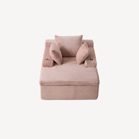 Fauteuil 1 place en velours côtelé rose, accoudoirs rembourrés et coussins décoratifs