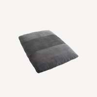 Pouf gris en velours côtelé, forme compacte avec dossier et assise rembourrés