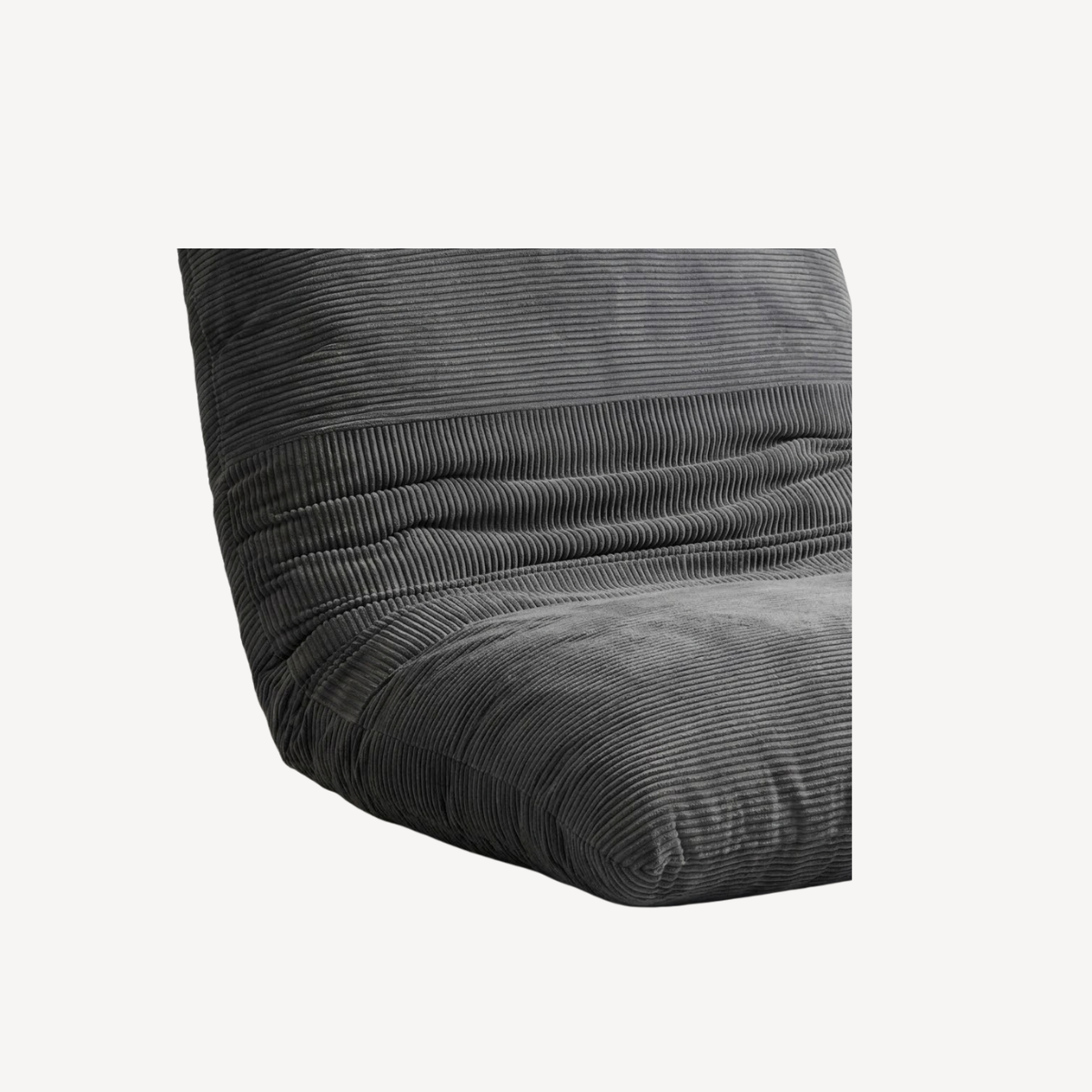 Pouf gris en velours côtelé, gros plan des nervures et plis horizontaux